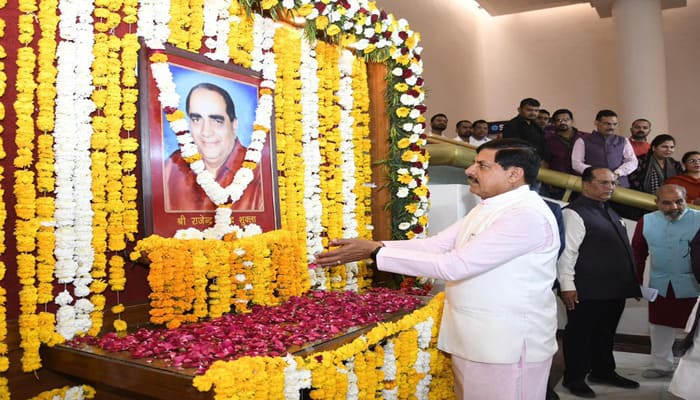 मध्यप्रदेश विधानसभा में स्व. राजेंद्र प्रसाद शुक्ल की जयंती पर CM डॉ. मोहन यादव ने की पुष्पांजलि अर्पित