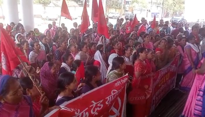 बैतूल में आंगनबाड़ी कार्यकर्ताओं का उग्र प्रदर्शन... रैली निकालकर कलेक्ट्रेट पहुंचा जत्था, 32 हजार वेतन और खराब मोबाइल बदलने की मांग