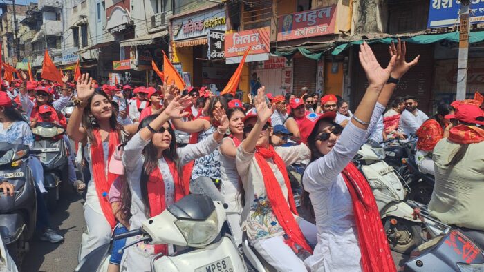 चेटीचंड पर निकली भव्य वाहन रैली, भगवा वाहन रैली का पुष्पवर्षा से हुआ स्वागत