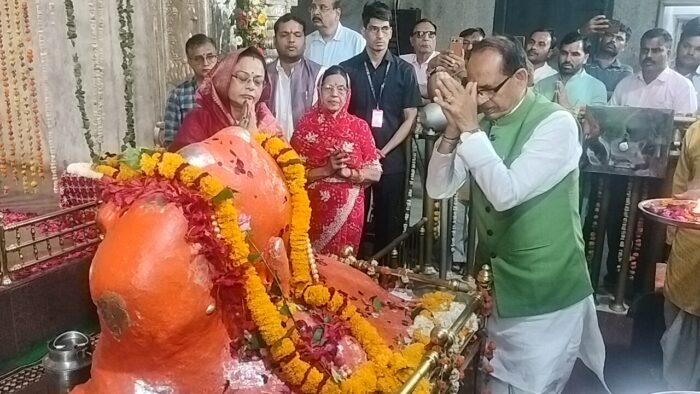 केंद्रीय कृषि मंत्री शिवराज सिंह ने सपत्नीक किए सलकनपुर देवी धाम में माता रानी के दर्शन