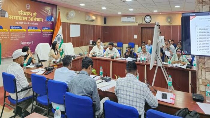 बड़वानी कलेक्टर ने ली विभागों की समीक्षा बैठक, कार्यों को समय से पूरा करने के दिए निर्देश