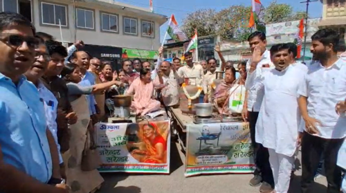 गैस संकट को लेकर सड़क पर उतरे कांग्रेस कार्यकर्ता, समय पर गैस आपूर्ति की मांग