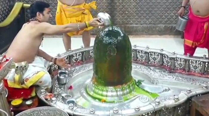 गुड़ी पड़वा पर नीम मिश्रित जल से बाबा महाकाल का स्नान, मुख्य शिखर पर लहराया नया ध्वज