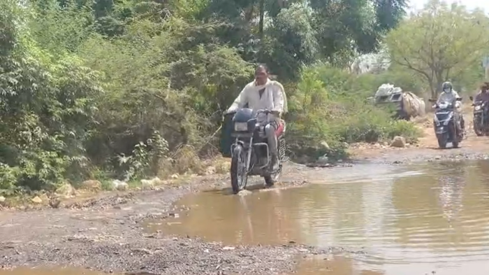 बड़वानी में सिरदर्द बना सीवरेज का घटिया काम, रोड बनी गंदे पानी की तलैया