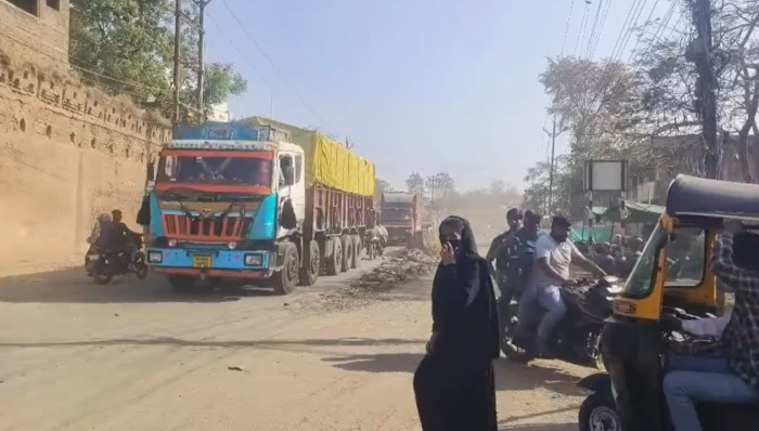 डिवाइडर निर्माण में हो रही देरी से लोग परेशान, जनता सड़क पर उतरने को मजबूर!