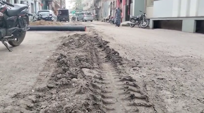 बड़े हादसे को न्योताः नगर पालिका और सीवरेज कंपनी की मनमानी, अव्यवस्थित कार्यों से जनता परेशान