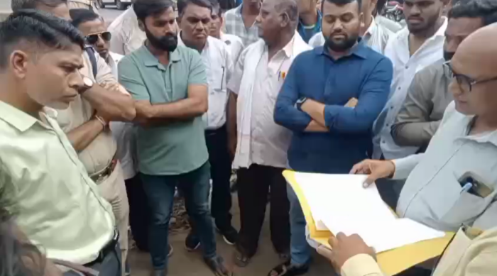 बाबा साहब की प्रतिमा नहीं हो पाई स्थापित, समझाने गए अधिकारी भी बैरंग लौटे