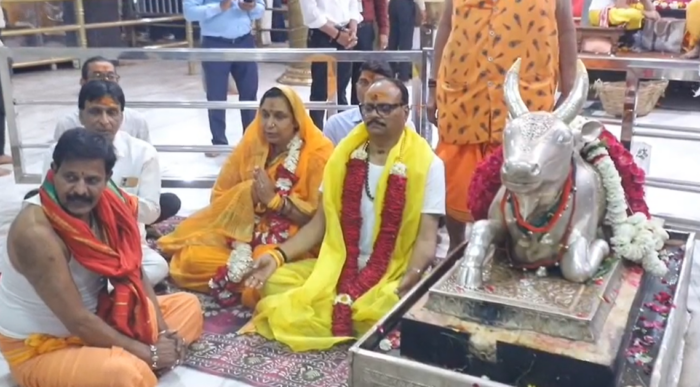 महाकाल की नगरी पहुंचे यूपी के डिप्टी सीएम ब्रजेश पाठक, सपत्नीक किए महाकाल के दर्शन-पूजन