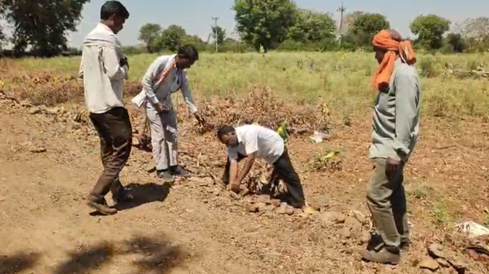 सड़क निर्माण में भ्रष्टाचार! घटिया निर्माण पर भड़के ग्रामीण, आंदोलन की चेतावनी
