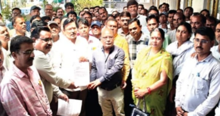 शिक्षकों ने की पात्रता परीक्षा से राहत देने की मांग, राज्यसभा व लोकसभा सांसद को सौंपा ज्ञापन