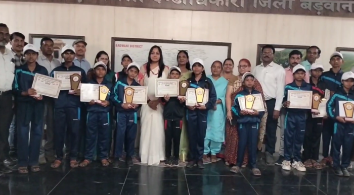 ओलंपियाड में सफल रहे छात्रों का सम्मान, 4800 में से 32 छात्र हुए सफल