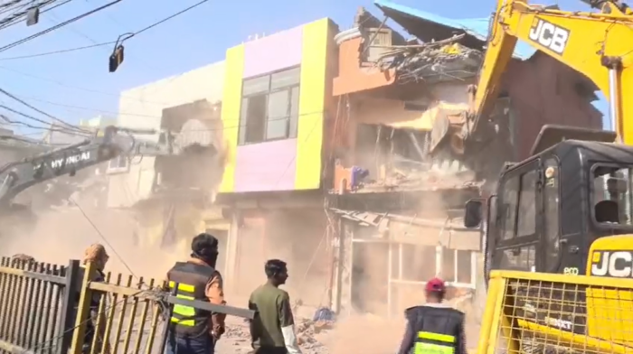 महाकाल मंदिर के पास गरजा बुलडोजर: 16 अवैध बिल्डिंग जमींदोज, भारी पुलिस फोर्स तैनात