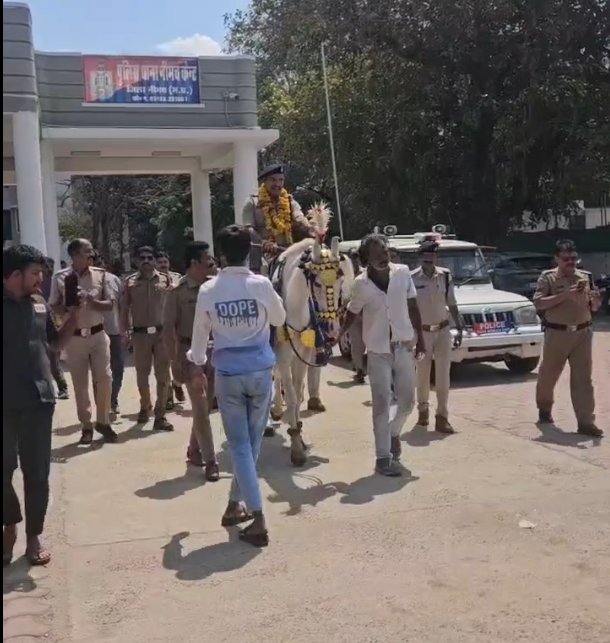 नीमच केंट टीआई नीलेश अवस्थी की अनोखी विदाई, घोड़े पर सवार होकर मनासा रवाना