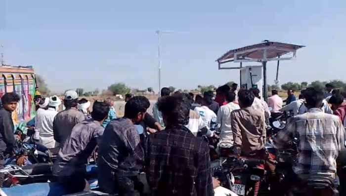 शहर में पेट्रोल खत्म होने की अफवाह, पेट्रोल पंप पर वाहनों की लगी कतारें