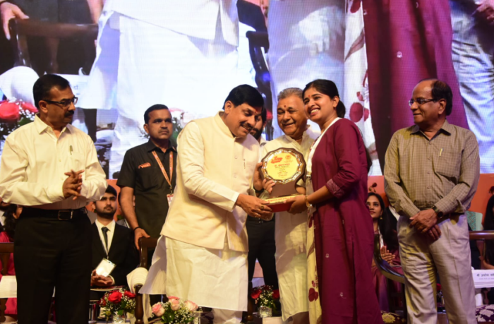 किसान की बेटी प्राची चौहान ने UPSC में गाड़े सफलता के झंडे, मुख्यमंत्री डॉ. यादव ने किया सम्मानित