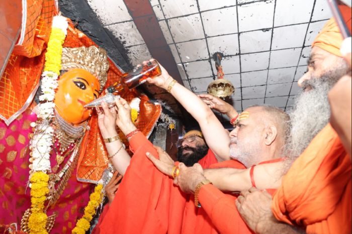 महाअष्टमी पर आस्था का महासंगम: नगर पूजा में संतों ने माता को लगाया मदिरा का भोग