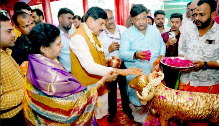 परिवार संग अंगारेश्वर महादेव पहुंचे CM डॉ. मोहन यादव, पंचामृत से किया अभिषेक