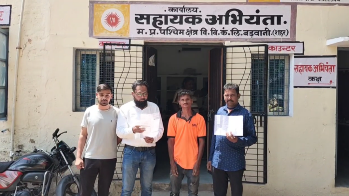 Complaint : अचानक बंद हुए बिजली के कई स्मार्ट मीटर, शिकायत लेकर पहुंचे उपभोक्ता