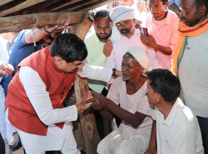 छिंदवाड़ा के करेर गांव पहुंचे सीएम डॉ. यादव, सड़क दुर्घटना में मृतक के परिजनों को दी सांत्वना