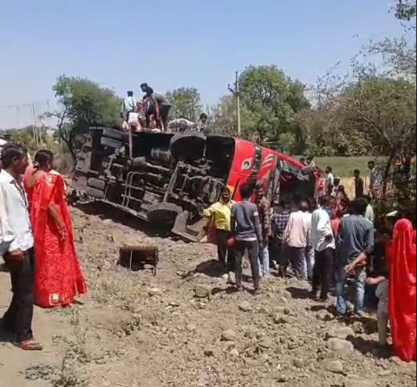 उज्जैन में बड़ा सड़क हादसा: बारातियों से भरी बस पलटी, 15 लोग घायल
