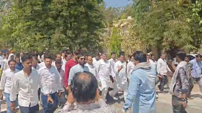 मुलताई सीमांकन मामले को लेकर आदिवासियों में आक्रोश, दर्ज FIR के विरोध में कांग्रेस नेताओं ने किया प्रदर्शन