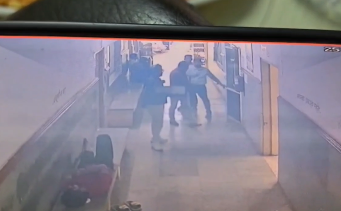 नागदा अस्पताल से दिनदहाड़े CPU चोरी! CCTV में कैद पूरी घटना, प्रशासन पर उठे सवाल