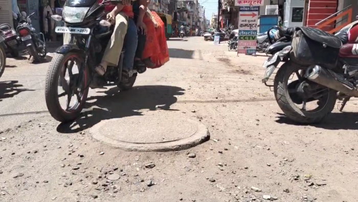 सड़क निर्माण के लिए लामबंद हुए एमजी रोड के व्यापारी, हस्ताक्षर अभियान शुरु, रोड बंद करने की चेतावनी