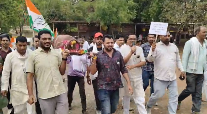 लटेरी में कांग्रेस का हल्लाबोल, गैस टंकी और बिजली के बिलों की अर्थी निकाल कर किया अनोखा प्रदर्शन