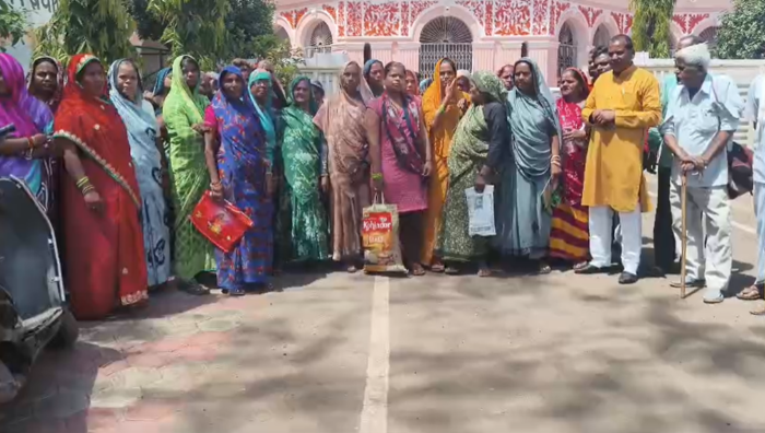 राशन को लेकर ग्रामीण परेशान, पार्षद के साथ मिलकर उपभोक्ताओं ने कलेक्टर से की शिकायत