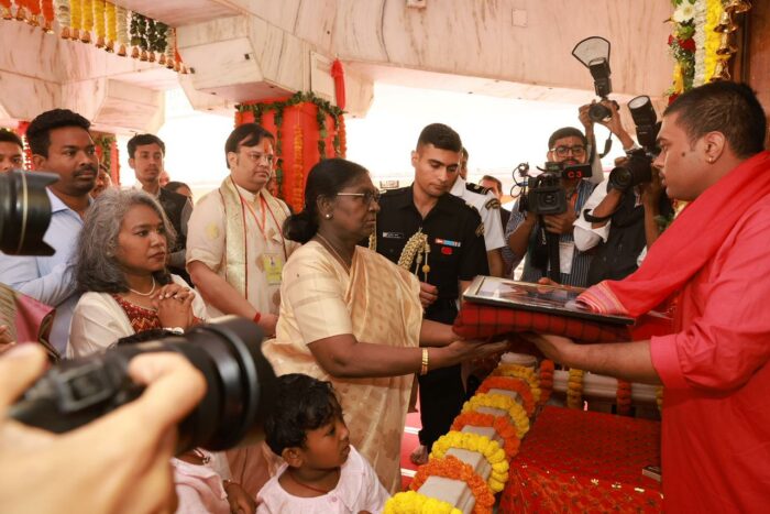 राष्ट्रपति द्रौपदी मुर्मु ने वृंदावन में नीब करौरी बाबा आश्रम में किए दर्शन