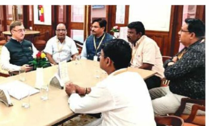 टीईटी की अनिवार्यता वापसी को लेकर दिल्ली पहुंचे शिक्षक, संसद भवन में कई मंत्रियों और सांसदों को दिए ज्ञापन