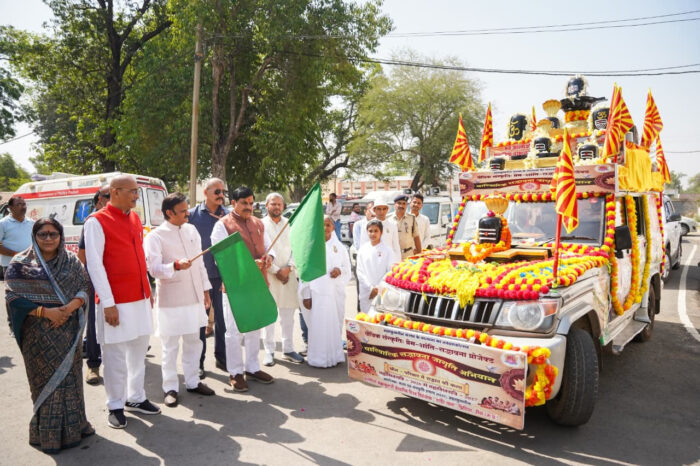 मुख्यमंत्री डॉ. मोहन यादव ने पारिवारिक संस्कृति व प्रेम, शांति, सद्भावना रथ को दिखाई हरी झंडी