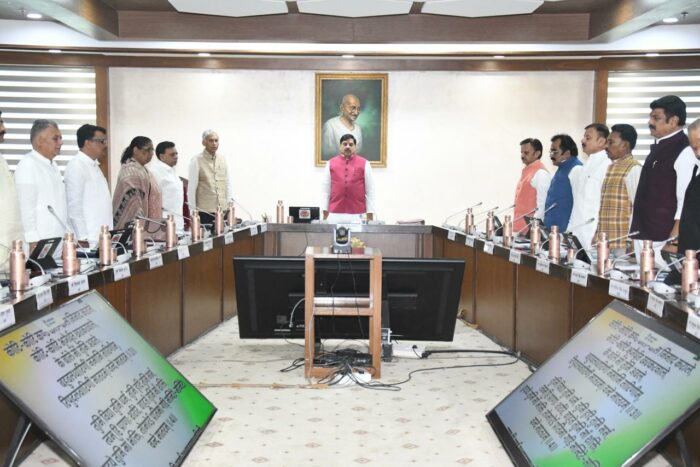 मुख्यमंत्री डॉ. मोहन यादव की अध्यक्षता में वंदे मातरम गायन के साथ मन्त्रि-परिषद की बैठक शुरू