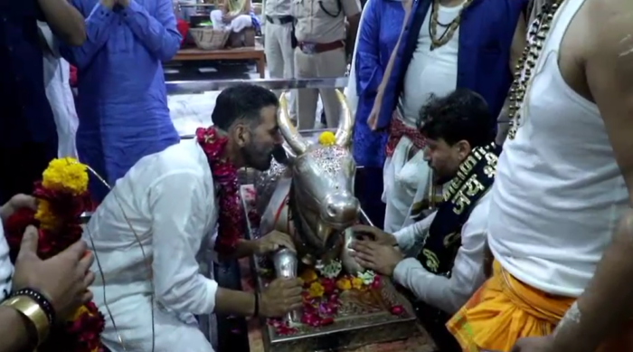 महाकाल के दरबार में अक्षय, टाइगर व डिंपल: नंदी के कान में की देश की तरक्की की कामना