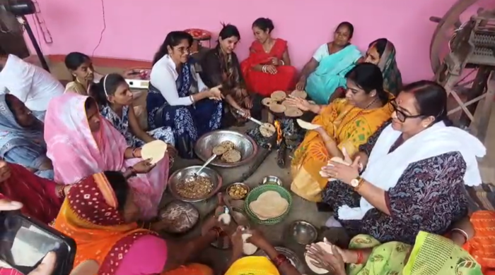 LPG गैस की किल्लत को लेकर कांग्रेस का प्रदर्शन, जिला प्रभारी कविता पांडेय ने चूल्हे पर रोटी बनाकर जताया विरोध 