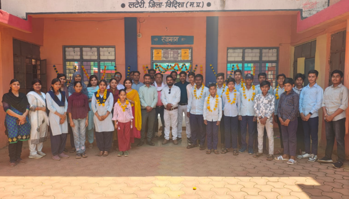 लटेरी में माला पहनाकर किया छात्रों का स्वागत, एसडीएम की मौजूदगी में हुआ प्रवेश उत्सव