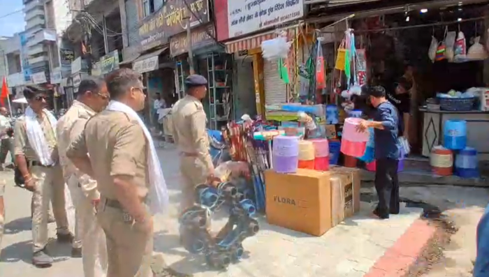 नगर में बन रही आदर्श रोड पर हटाया गया अतिक्रमण, अधिकारी बोले- आगे भी जारी रहेगी कार्रवाई