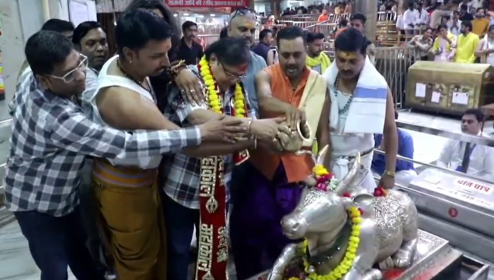 महाकाल के दरबार में पहुंचे फिल्म अभिनेता राकेश बेदी, किया पूजन-दर्शन