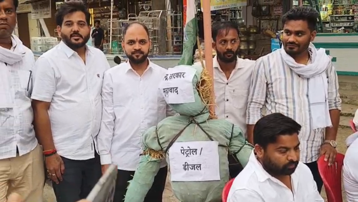 डीजल-पेट्रोल और गैस की समस्या को लेकर कांग्रेस का विरोध प्रदर्शन, केंद्र सरकार का पुतला किया दहन