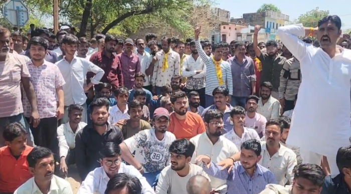 मनासा के पड़दा में बवाल, छेड़छाड़ के आरोपी का घर ढहाने की मांग पर अड़े ग्रामीण