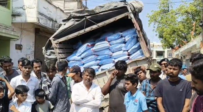 सीवरेज के घटिया काम से जनता परेशान, झामरिया रोड पर खाद से भरा ट्रक गड्ढे में फंसा