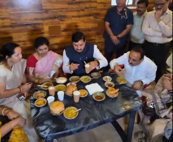 मुख्यमंत्री डॉक्टर मोहन यादव ने बनारस में एक चौराहे पर रुककर लिया स्थानीय व्यंजनों का स्वाद