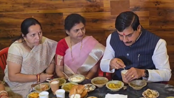 मुख्यमंत्री डॉ. मोहन यादव ने खाई बनारस की मशहूर कचौड़ी और पूरी-भाजी