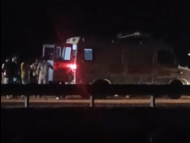 नेशनल हाईवे पर भीषण हादसा, ट्रैक्टर चालक की मौत के बाद भड़के ग्रामीण, बस में लगाई आग