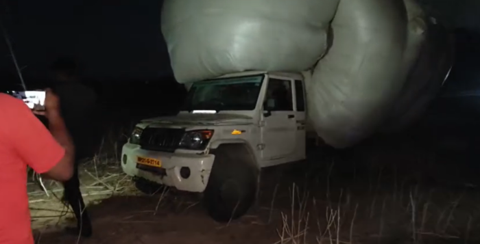 तहसीलदार ने अवैध परिवहन होता हुआ भूसा और वाहन किया जब्त, एसडीएम ने बिना जुर्माना लगाए छोड़ा