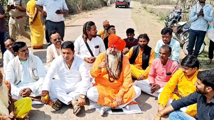 आचार संहिता के दौरान प्रधानमंत्री, मुख्यमंत्री, सांसद और विधायक की फोटो पर कालिख पोतने का मामला