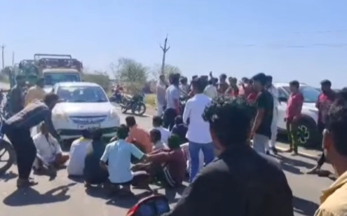 किसानों का हल्ला बोल: ओलावृष्टि से बर्बाद हुई फसल का मुआवजा और बिजली बिल माफी की मांग को लेकर हाईवे जाम