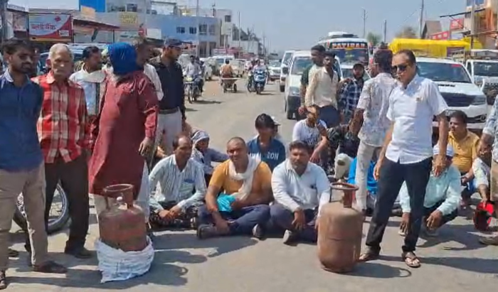 धामनोद में गैस एजेंसी के खिलाफ हंगामा, सड़क पर खाली टंकिया रखकर लगाया जाम