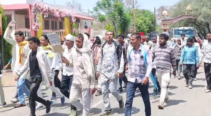 जल, जमीन और जंगल की रक्षा को लेकर दिल्ली कूच पर अड़े आदिवासी, पुलिस ने डायमंड चौराहे पर रोका