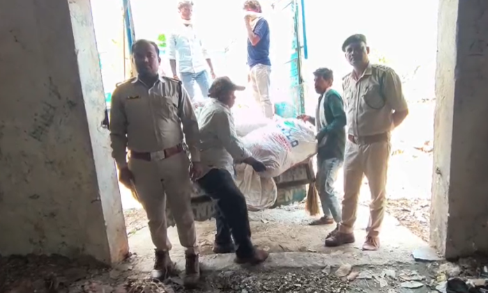 खकनार वन विभाग की बड़ी कार्रवाई: साढ़े 8 क्विंटल अवैध सलाई गोंद के साथ पिकअप जब्त